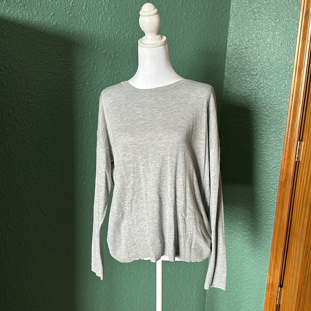 Maurice’s sweater
Lightweight decorative back design
Size L
